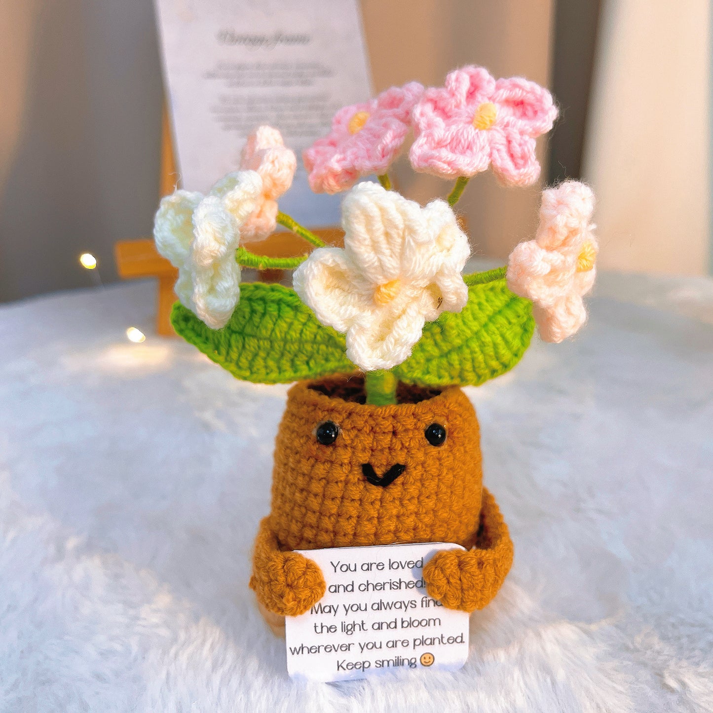 手工鉤針編織花卉支持型花盆 - 帶笑臉的木質底座,搭配可客製化訊息卡的玫瑰、勿忘我、向日葵 - 適合情人節、母親節及暖房派對的低敏禮物