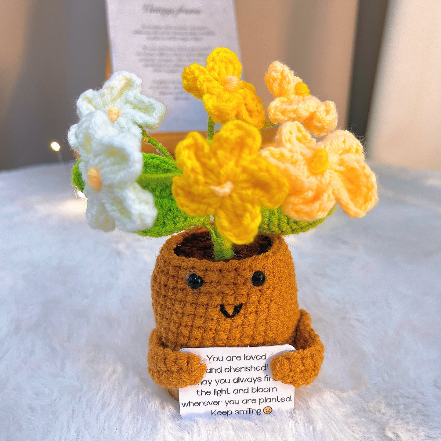 手工鉤針編織花卉支持型花盆 - 帶笑臉的木質底座,搭配可客製化訊息卡的玫瑰、勿忘我、向日葵 - 適合情人節、母親節及暖房派對的低敏禮物