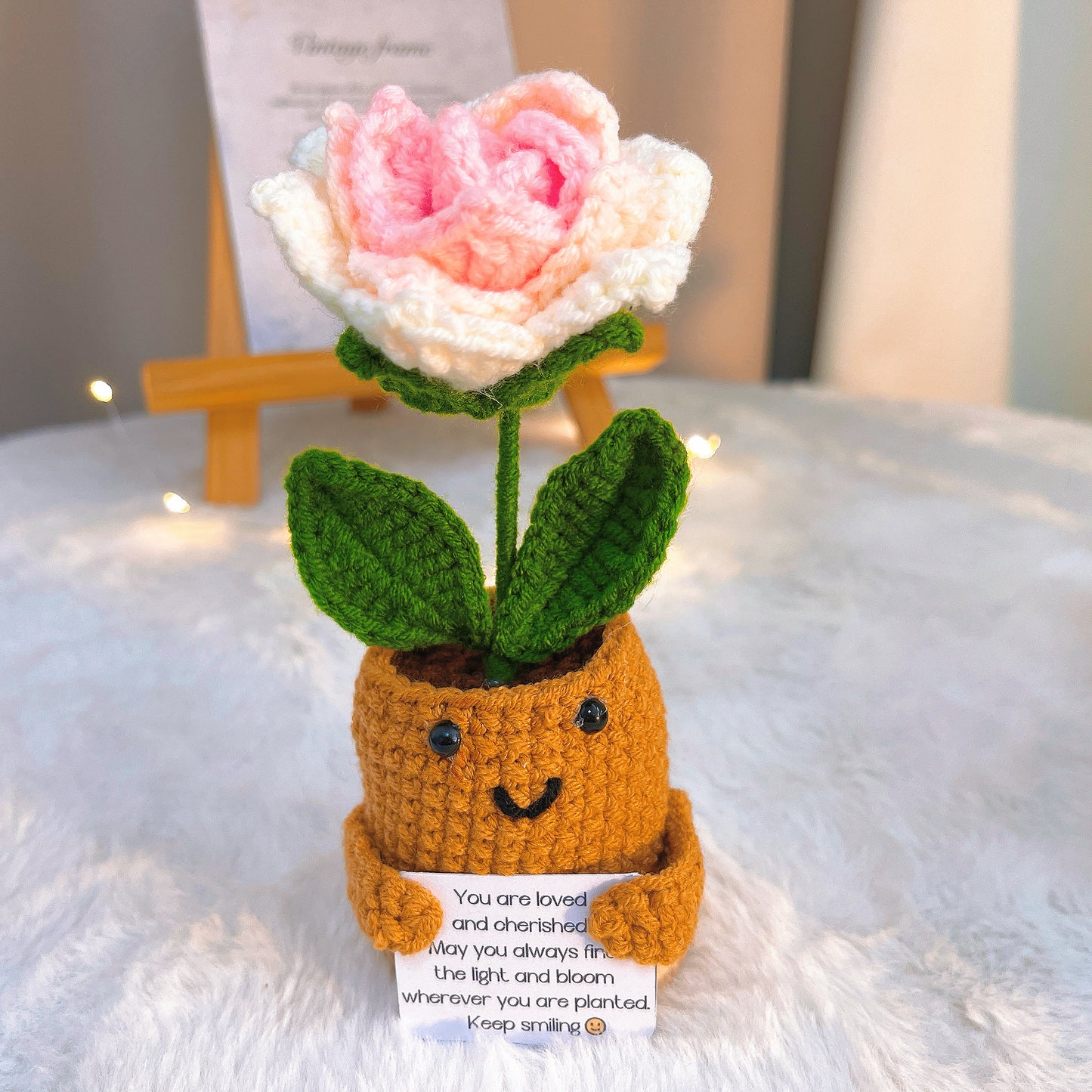 手工鉤針編織花卉支持型花盆 - 帶笑臉的木質底座,搭配可客製化訊息卡的玫瑰、勿忘我、向日葵 - 適合情人節、母親節及暖房派對的低敏禮物
