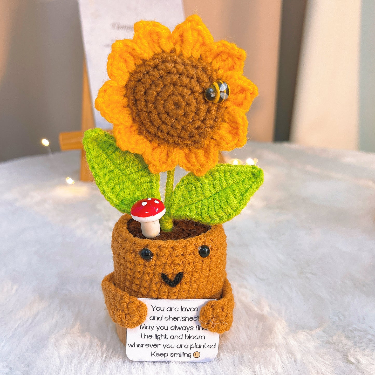 手工鉤針編織花卉支持型花盆 - 帶笑臉的木質底座,搭配可客製化訊息卡的玫瑰、勿忘我、向日葵 - 適合情人節、母親節及暖房派對的低敏禮物