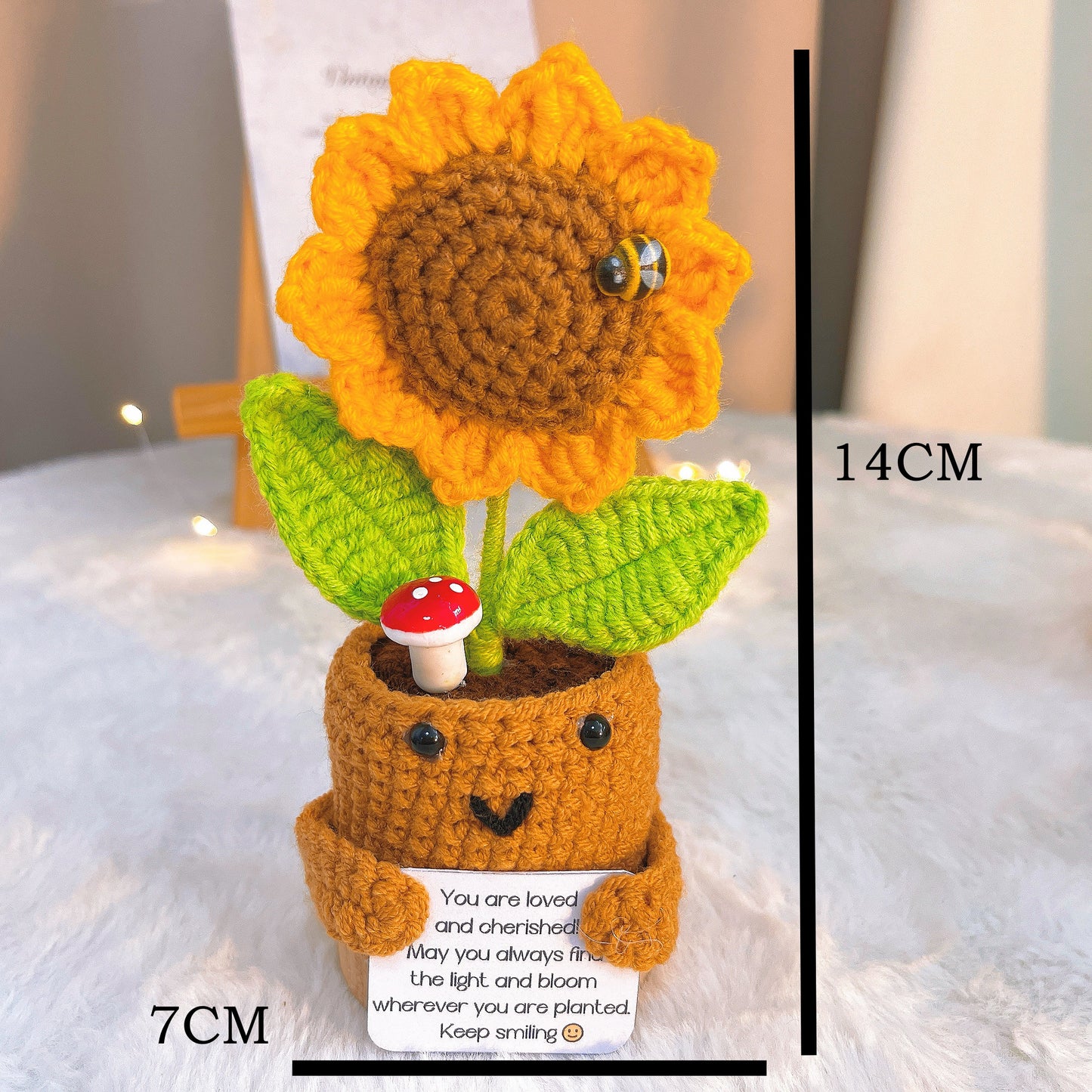 手工鉤針編織花卉支持型花盆 - 帶笑臉的木質底座,搭配可客製化訊息卡的玫瑰、勿忘我、向日葵 - 適合情人節、母親節及暖房派對的低敏禮物