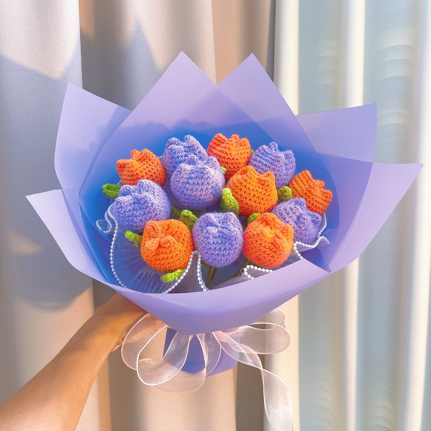 Bouquet de tulipes au crochet fait main – Tulipes en peluche non fleuries avec emballage violet clair, fleurs en tissu hypoallergénique, décoration d'intérieur, cadeau pour la fête des mères, un mariage, le printemps ou un anniversaire