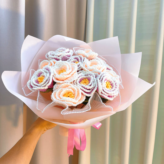 手作鉤織|12朵牡丹花束|迷人粉色系、珍珠紗包裝|不過敏布花,婚禮、母親節、居家佈置、週年紀念禮物