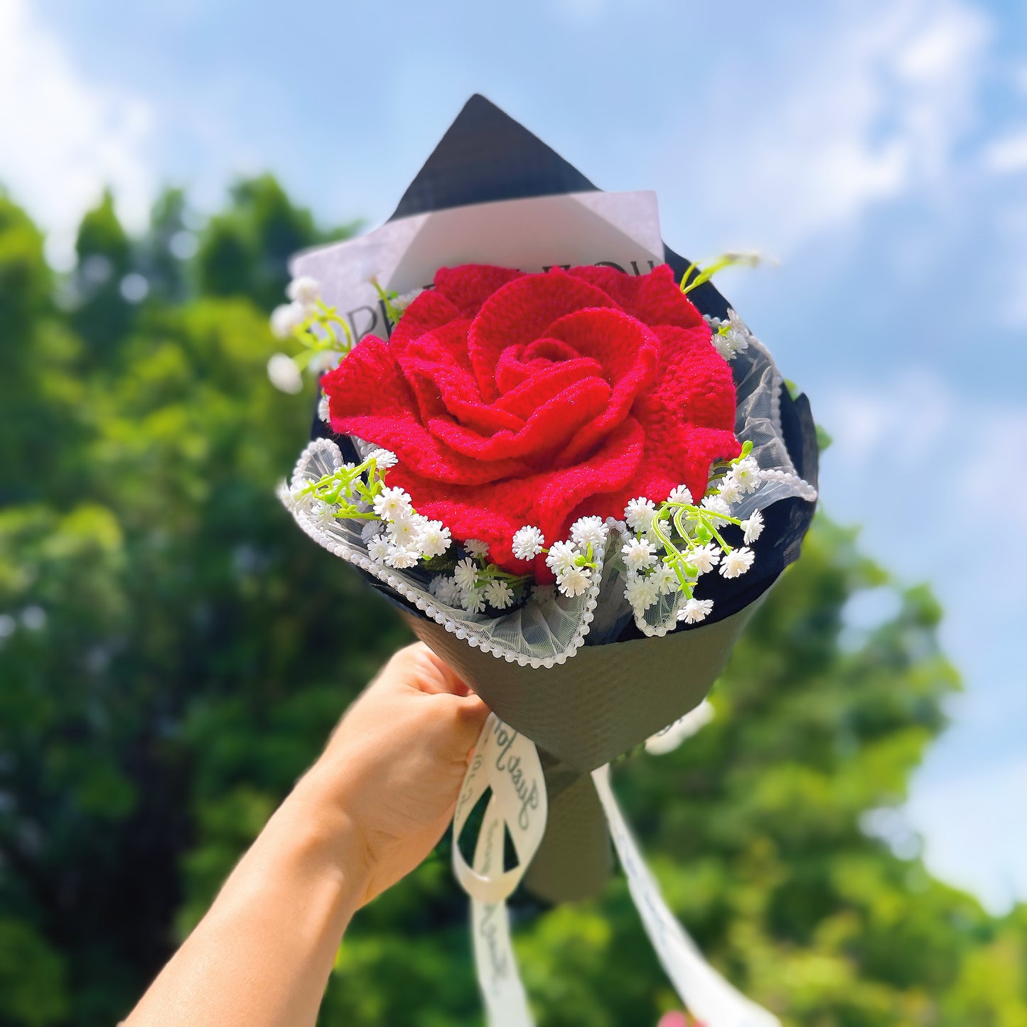 六月誕生花「玫瑰滿天星花束」——手工鉤織單枝國花慶典禮盒
