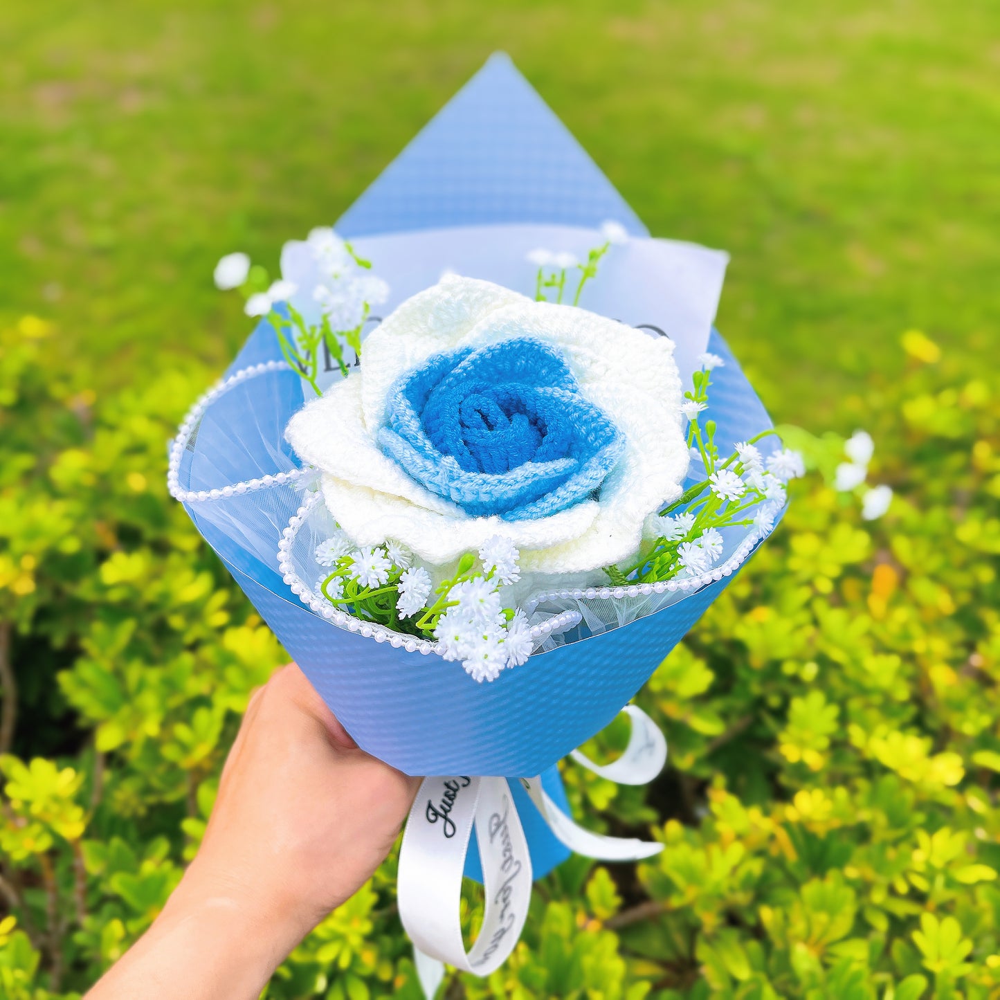 六月誕生花「玫瑰滿天星花束」——手工鉤織單枝國花慶典禮盒