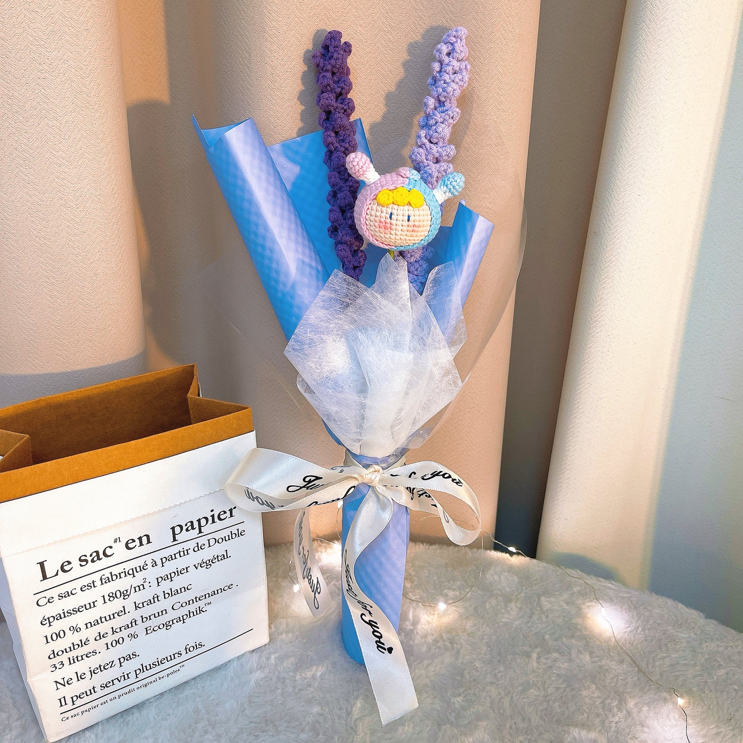 Buquê de Crochê Artesanal do Zodíaco Gêmeos - Flores de Lavanda com Bonecos Gêmeos - Presente Floral Hipoalergénico para Aniversários, Casamentos