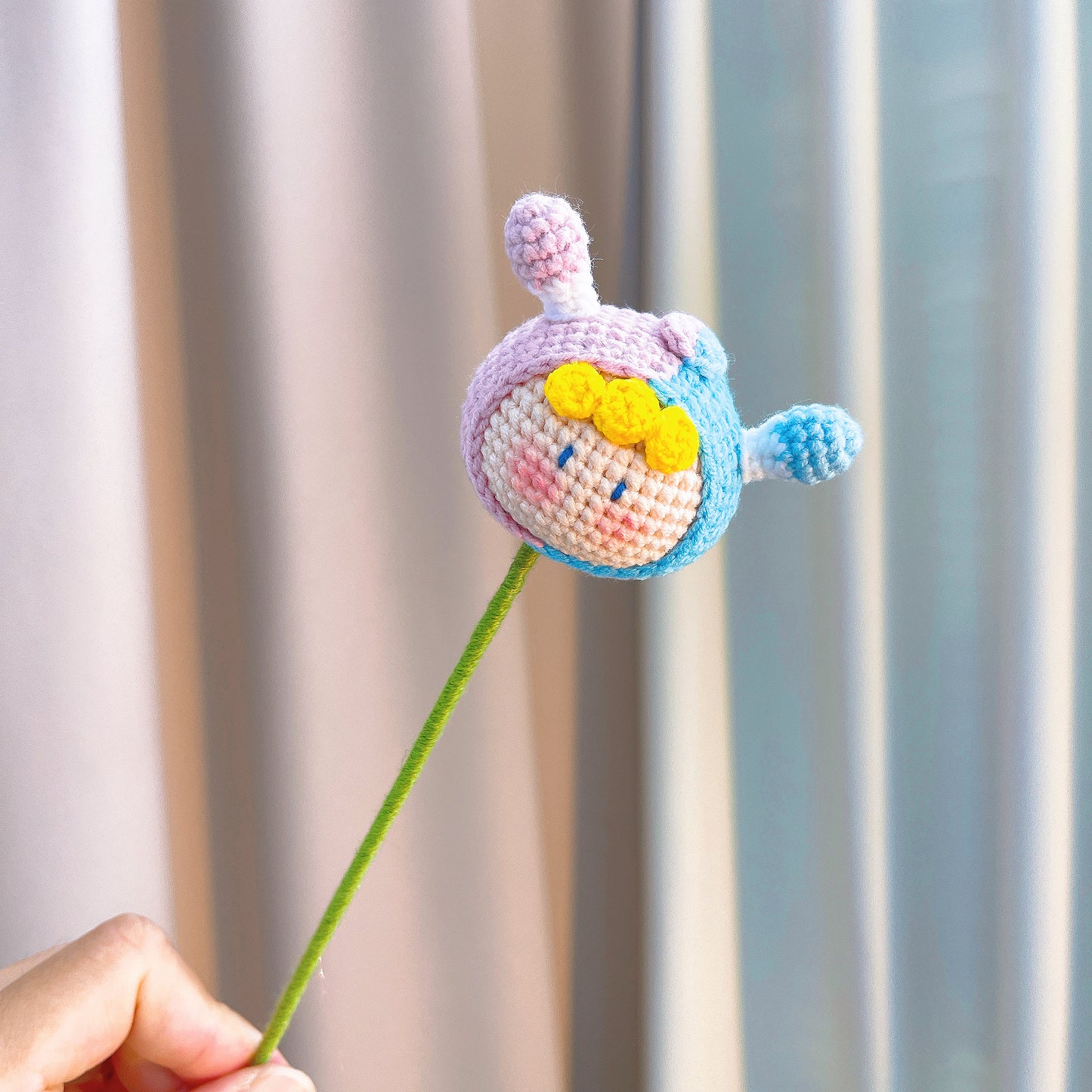 Buquê de Crochê Artesanal do Zodíaco Gêmeos - Flores de Lavanda com Bonecos Gêmeos - Presente Floral Hipoalergénico para Aniversários, Casamentos