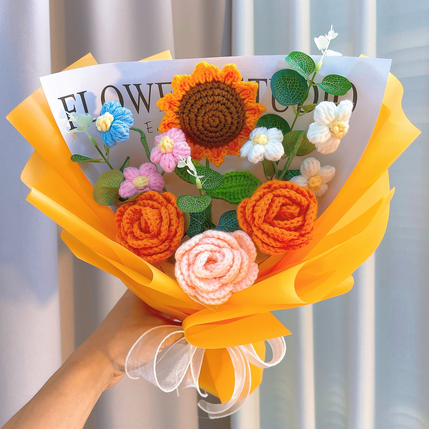Mazzo a mano a merletto di rose, girasoli e "Puff" - Meravigliosi regali per occasioni speciali e momenti indimenticabili