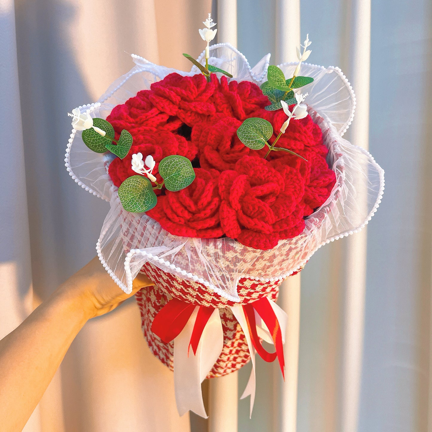 Cubo de ramo de rosas a crochet con 9 rosas envueltas en un cubo de tela - Tamaño, colores de las rosas y color de la tela personalizables - Ideal para bodas, aniversarios, cumpleaños, propuestas, San Valentín