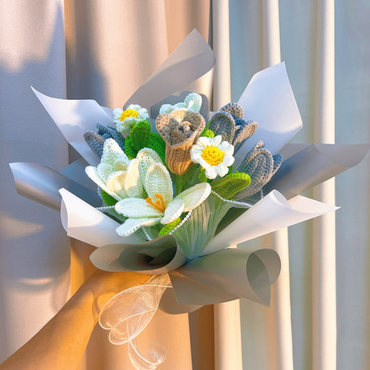 手工編織白色和灰色配色花束-鬱金香、雛菊和劍形包裝