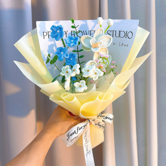 حزمة الزفاف يدوية من الأزهار مختلطة مع غلاف أصفر - نباتات نسياني بيضاء أفقية وزرقاء عمودية، وبلدانة بيضاء مزدوجة الرأس، وتنفس طفل وردي مصنوعي، ونباتات الأوكالبتس وأوراق النقود