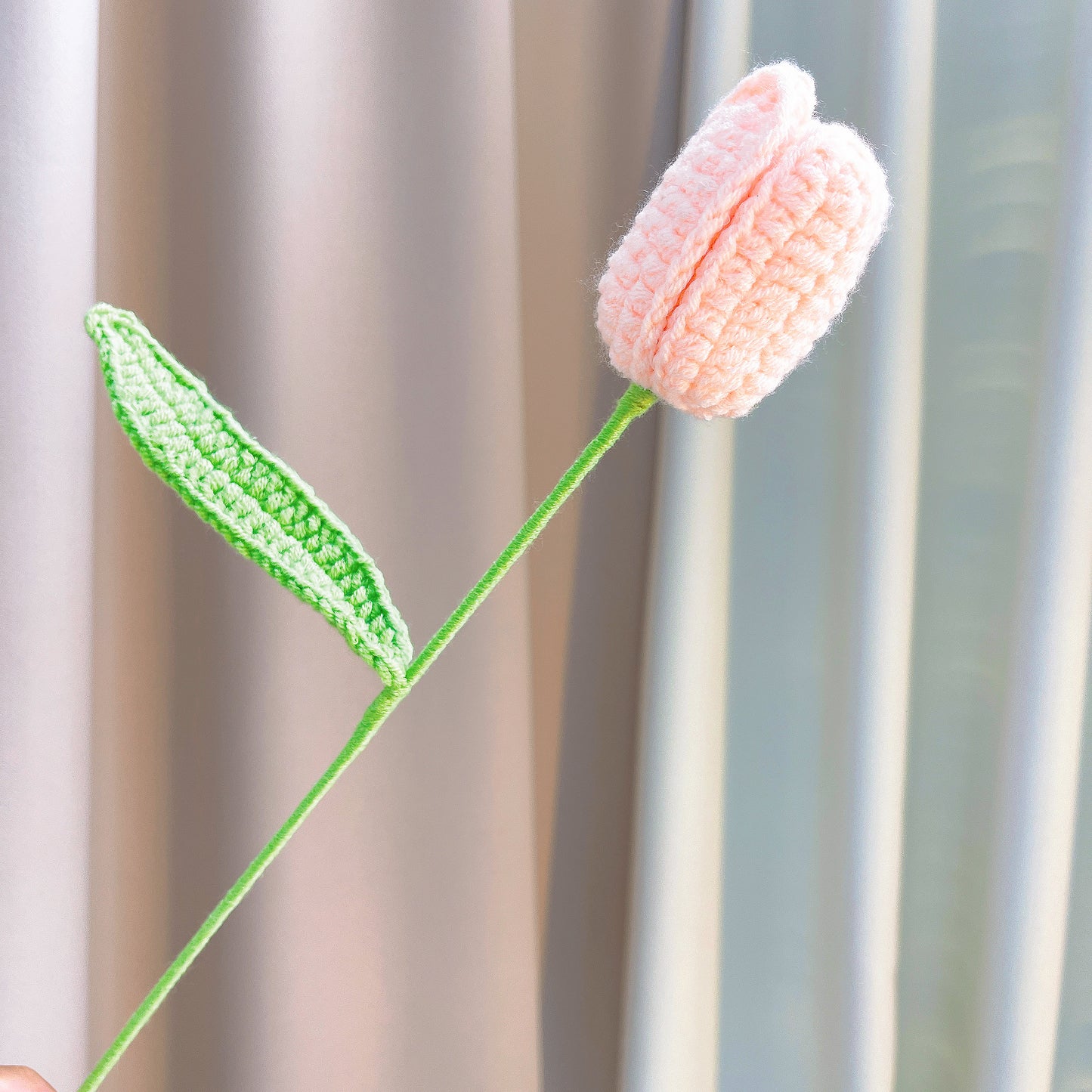 選べる10色、凛と咲く手編みチューリップ(半開)|一本から贈る枯れない花|母の日・ウェディングギフト・春のインテリアに|デスクを彩る一輪挿し 花粉症対策・アレルギー対応