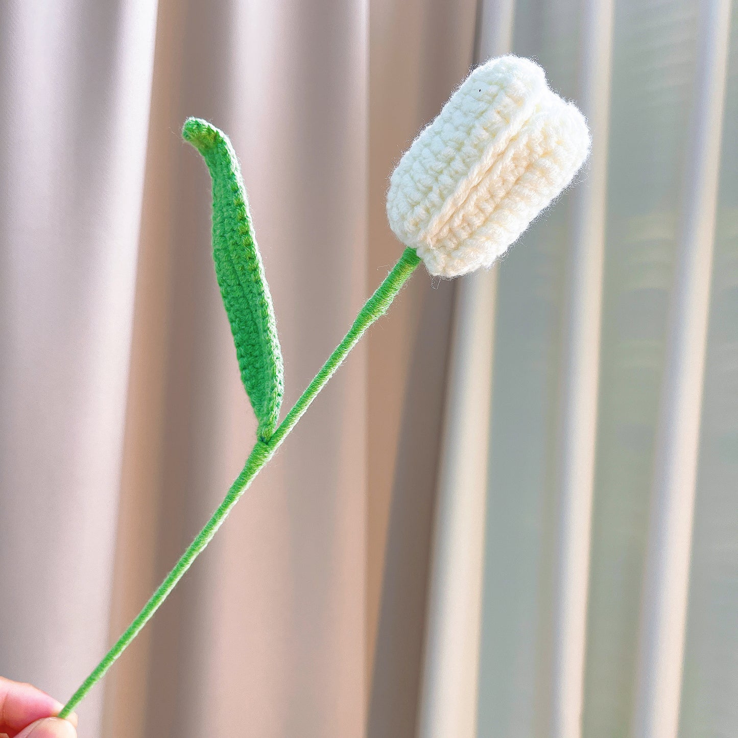 選べる10色、凛と咲く手編みチューリップ(半開)|一本から贈る枯れない花|母の日・ウェディングギフト・春のインテリアに|デスクを彩る一輪挿し 花粉症対策・アレルギー対応