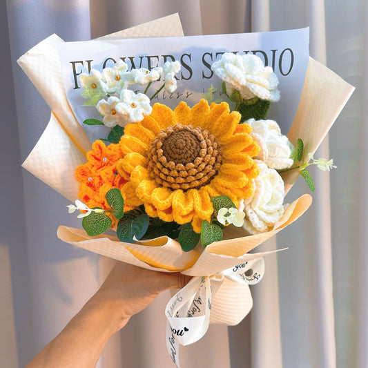 愛與新起點」花束——向日葵、白玫瑰、勿忘我、錢幣草|適合婚禮、生日、週年慶及家居裝飾的手工鉤針過敏友好禮物