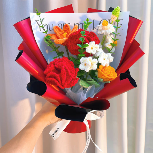 زهرة ترتيبية زهرية حمراء وبرتقالية مصنوعة يدوياً بالكروشه مع أوراق الأوكالبتس، مثالية للهدايا وحفلات الزفاف والمناسبات الخاصة