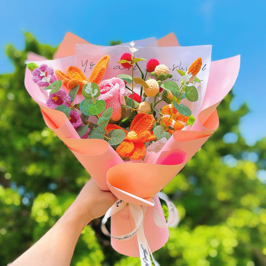 歡樂和諧鉤針花束|手工花藝禮盒|鈴蘭、郁金香、波斯菊三色繽紛|生日、婚禮、紀念日、追思禮物首選!