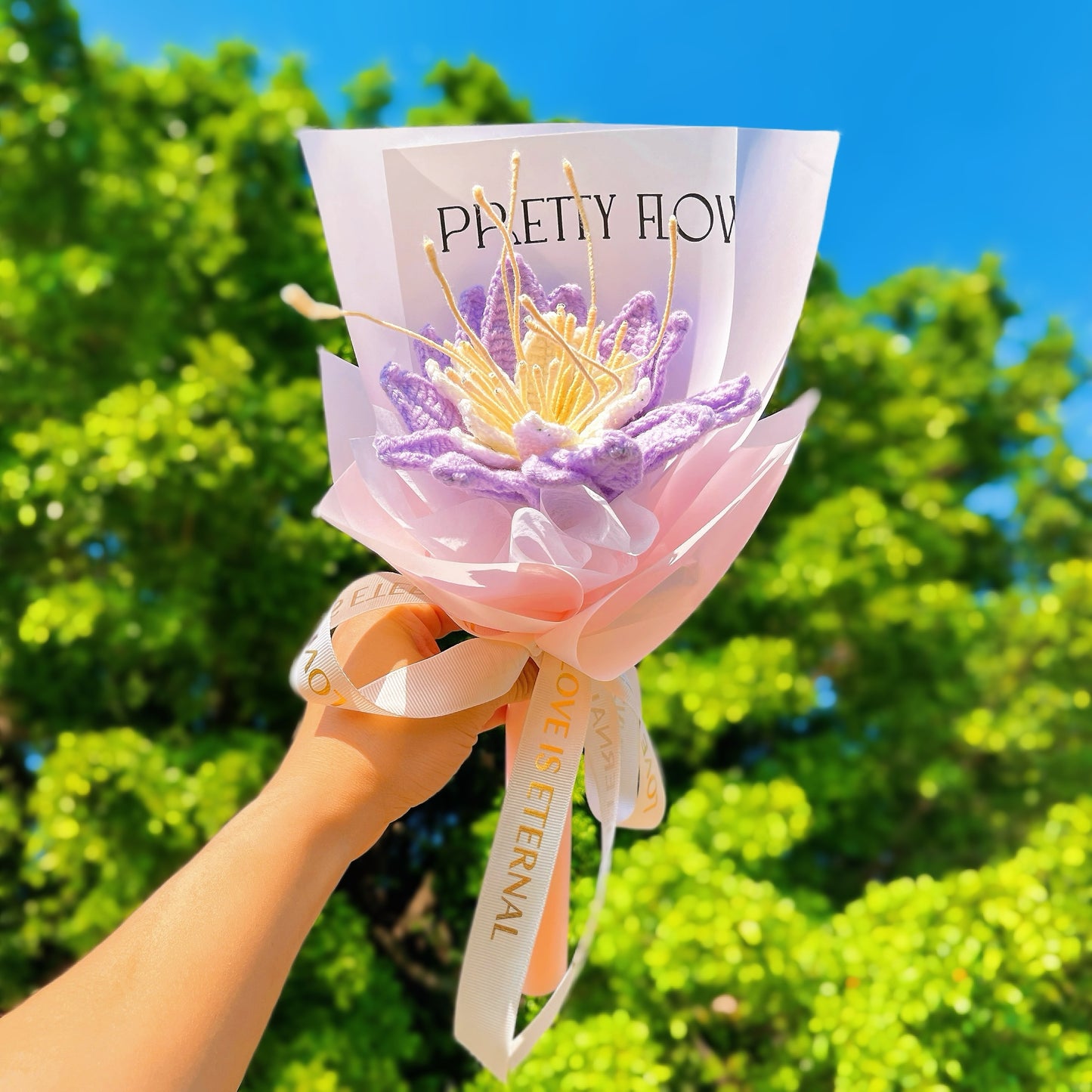 Bukiet fioletowych lilii wodnych na Urodziny Miesiąca Lipca - Ręcznie Hakowany Arrangement z Pojedynczą Łodygą Kwiatu Urodzinowego z Eleganckim Owijąciem