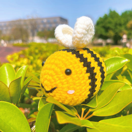 手鉤蜜蜂布偶 - 黑黃相間絨毛蜜蜂配白色翅膀,環保鉤針編織禮物,適用生日、寶寶派對、自然愛好者、家居裝飾、兒童玩具
