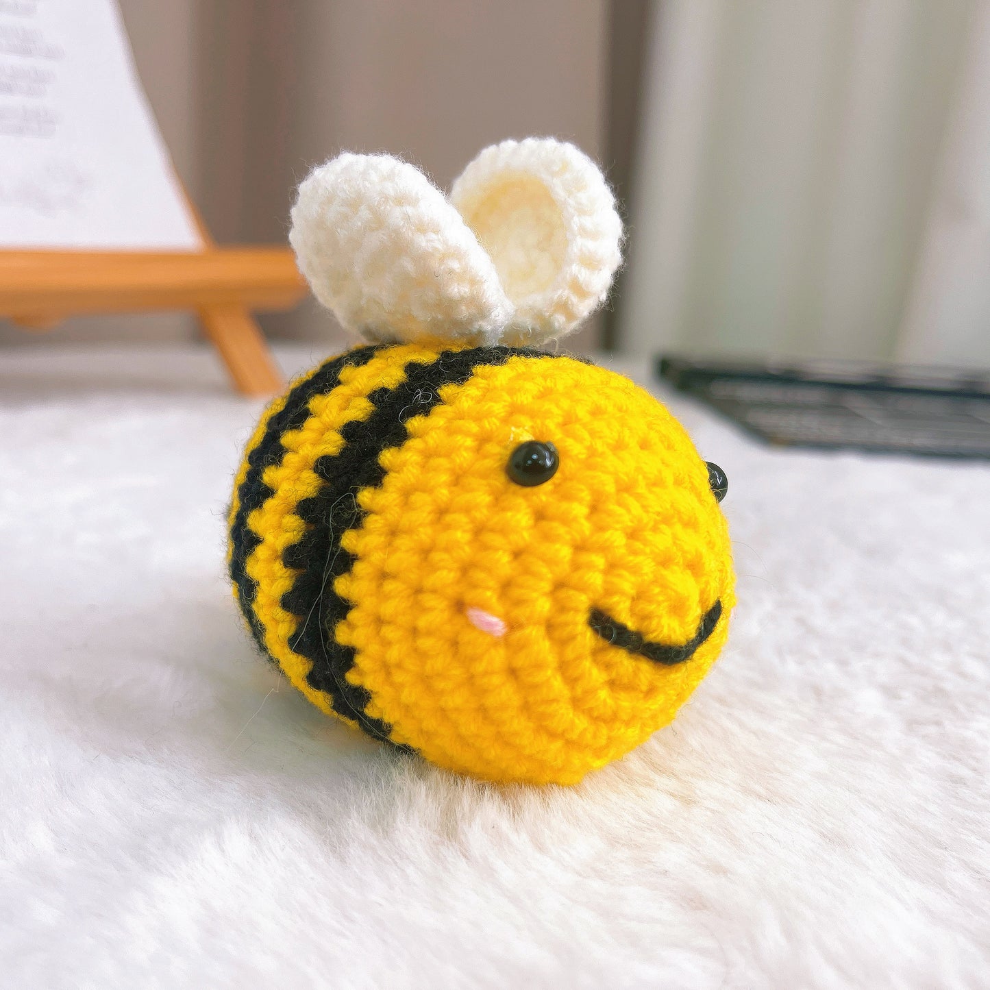 手鉤蜜蜂布偶 - 黑黃相間絨毛蜜蜂配白色翅膀,環保鉤針編織禮物,適用生日、寶寶派對、自然愛好者、家居裝飾、兒童玩具