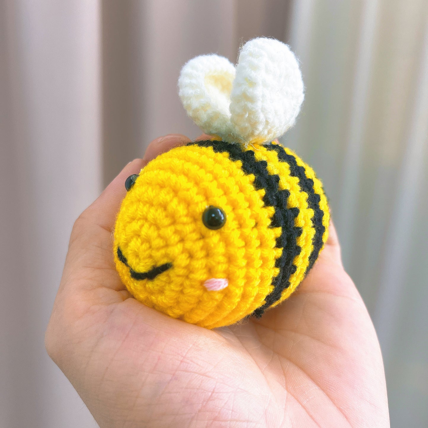 手鉤蜜蜂布偶 - 黑黃相間絨毛蜜蜂配白色翅膀,環保鉤針編織禮物,適用生日、寶寶派對、自然愛好者、家居裝飾、兒童玩具
