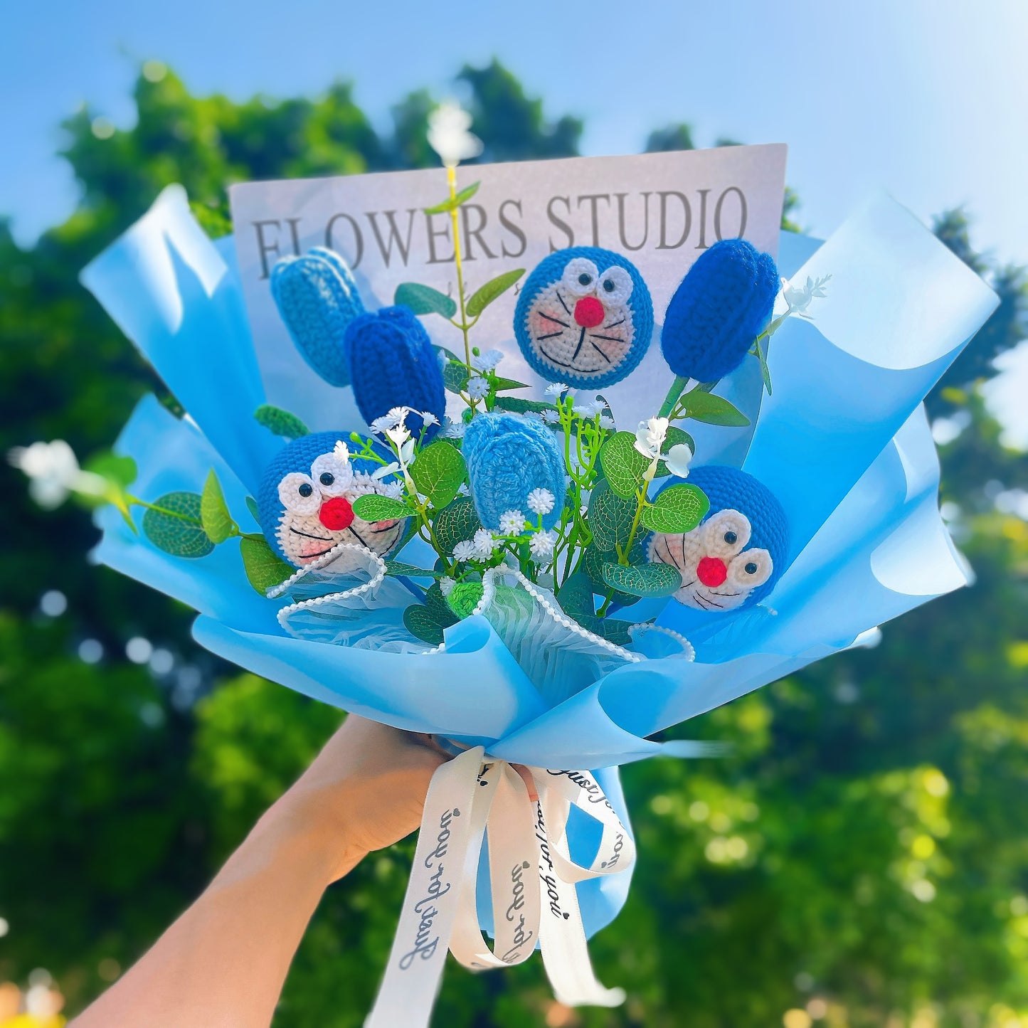 Bouquet di Fiori all'Uncinetto Fatto a Mano Tema Gatto Robot - Regalo Ipoallergenico – Bouquet Personalizzabile Anime Giapponese per Compleanni e Lauree