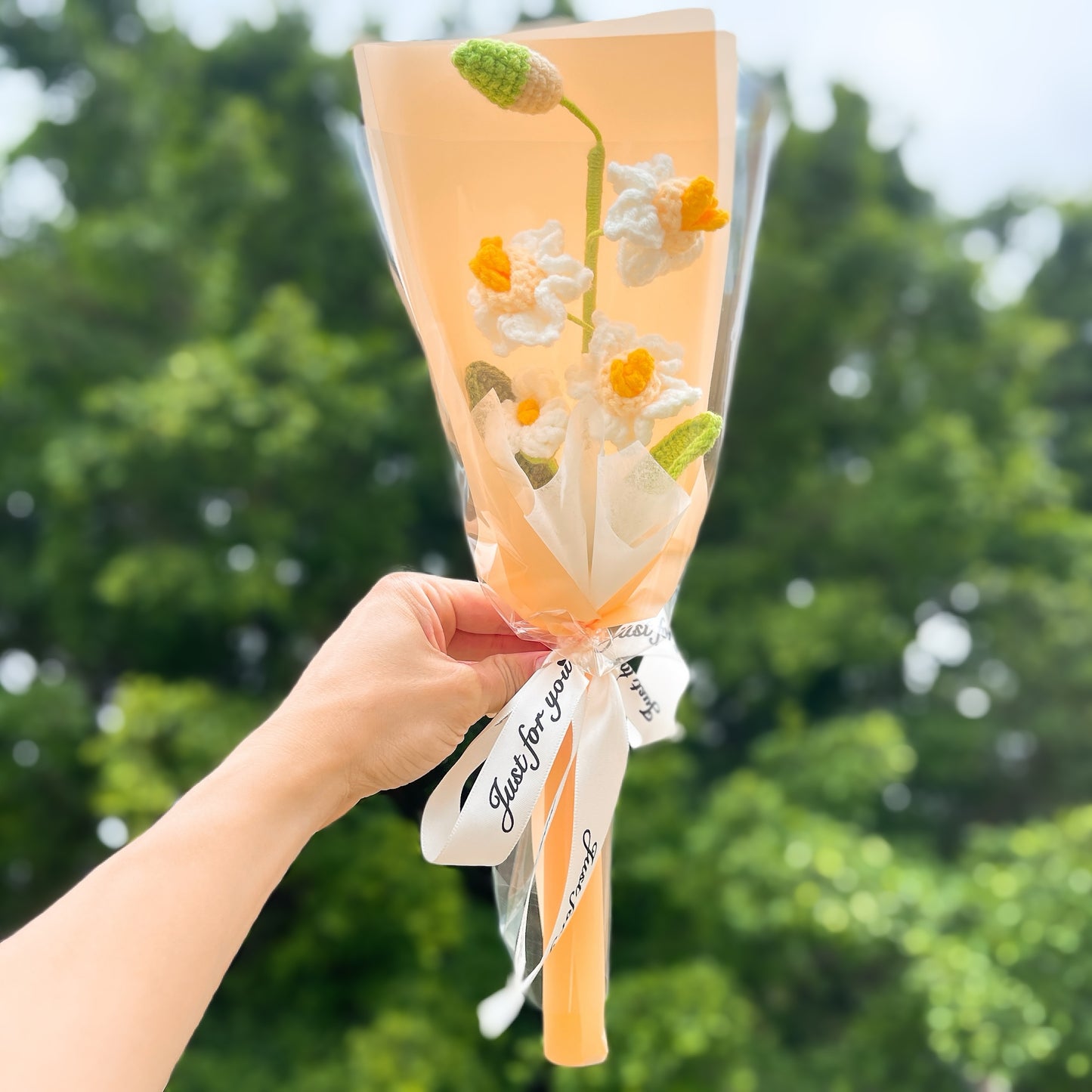 Narzissenstrauß für den Geburtsmonat März – handgehäkeltes Blumenarrangement zum Geburtstag mit einem Stiel und eleganter Verpackung