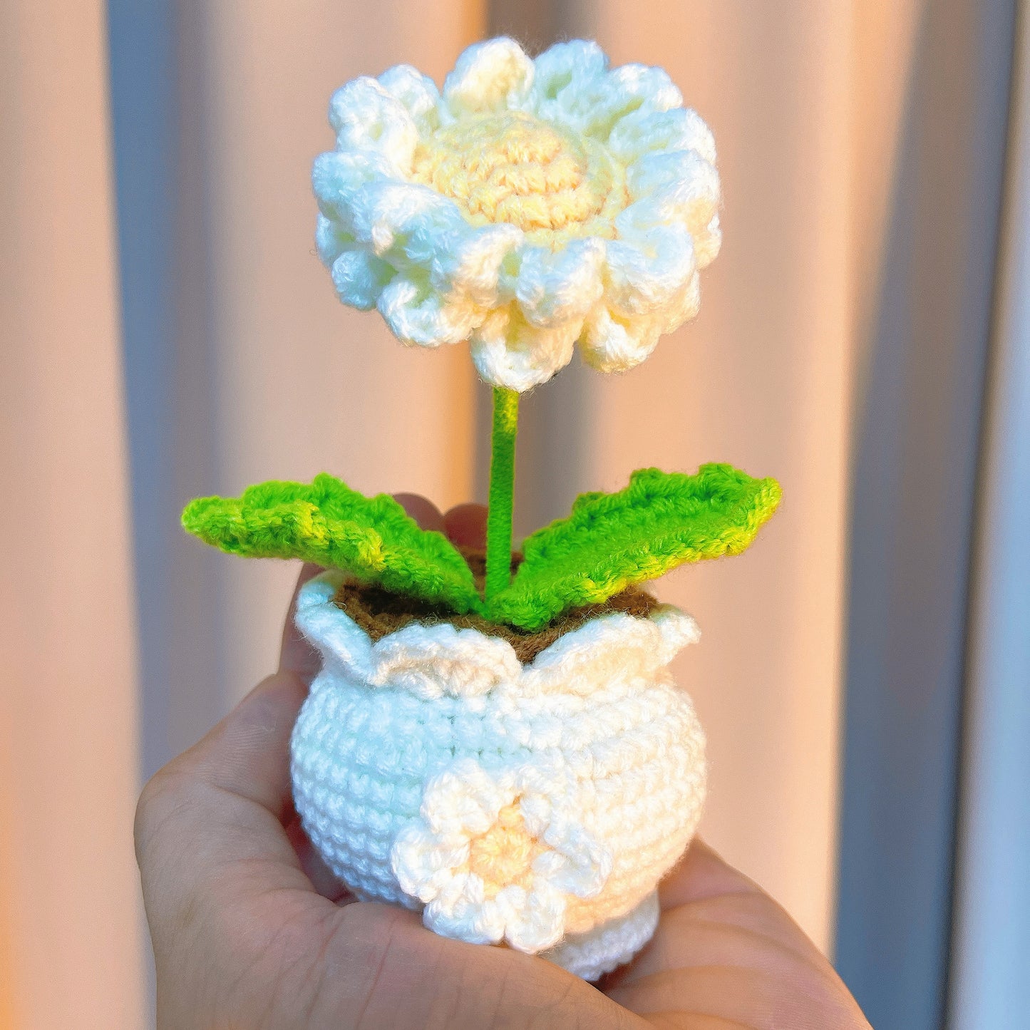 手工編織盆栽雛菊-防過敏人造花,9CM寬,14CM高-生日、周年紀念、婚禮和家居裝飾的完美禮物