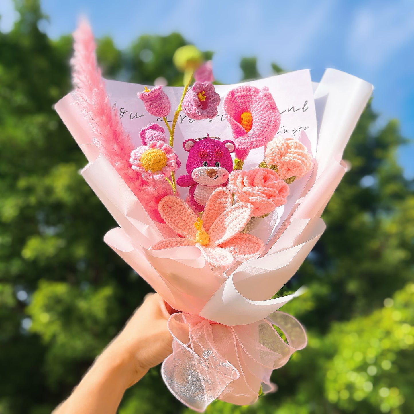 手工鉤針小熊主題草莓花束|玫瑰、鈴蘭、馬蹄蘭、郁金香、小菊 – 可客製化生日/週年紀念禮物