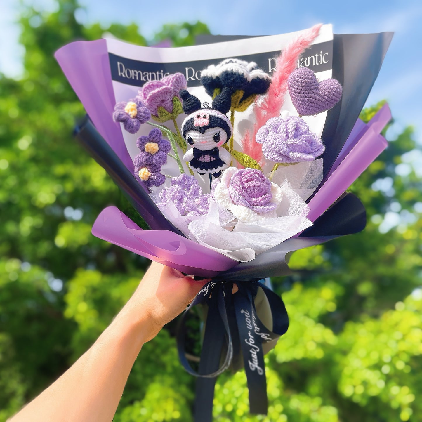 手編み 手作りかぎ針編み 花束 紫猫テーマブーケ - クロミ風キャラ|紫×桜色×黒の上品アレンジ|誕生日・記念日に贈るゴシックな贈り物 花粉症対策・アレルギー対応