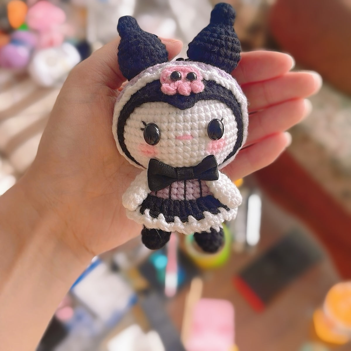 手編み 手作りかぎ針編み 花束 紫猫テーマブーケ - クロミ風キャラ|紫×桜色×黒の上品アレンジ|誕生日・記念日に贈るゴシックな贈り物 花粉症対策・アレルギー対応