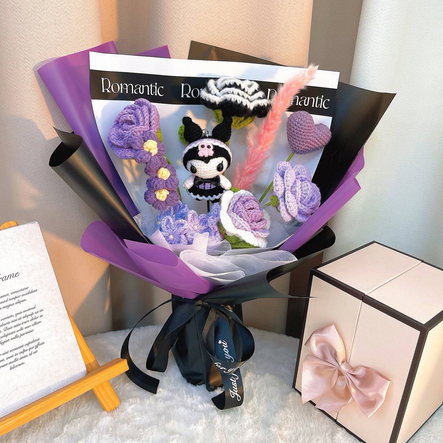 手編み 手作りかぎ針編み 花束 紫猫テーマブーケ - クロミ風キャラ|紫×桜色×黒の上品アレンジ|誕生日・記念日に贈るゴシックな贈り物 花粉症対策・アレルギー対応