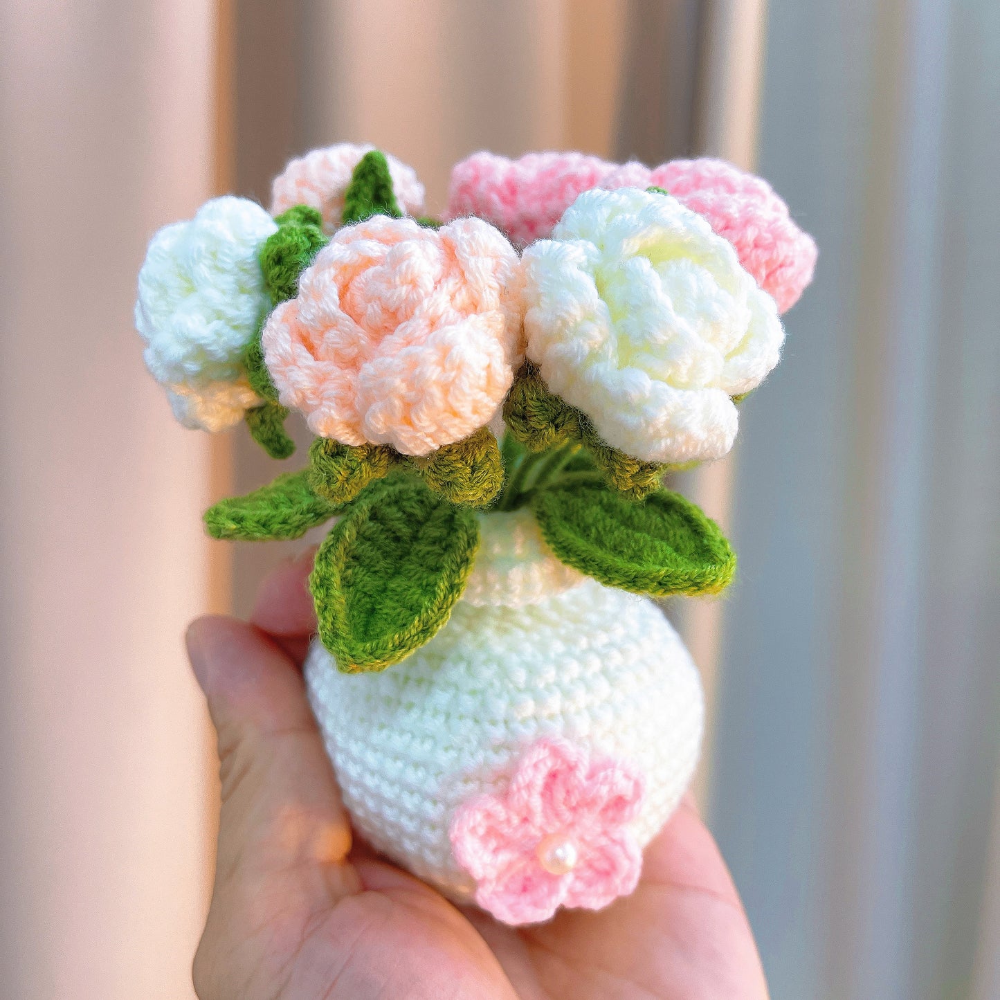 Handgemachte gehäkelte Rosentopfpflanze - Rosa und Dunkelrosa Blumenarrangement - Allergikerfreundliches Geschenk zum Valentinstag, Jahrestagen und besonderen Anlässen