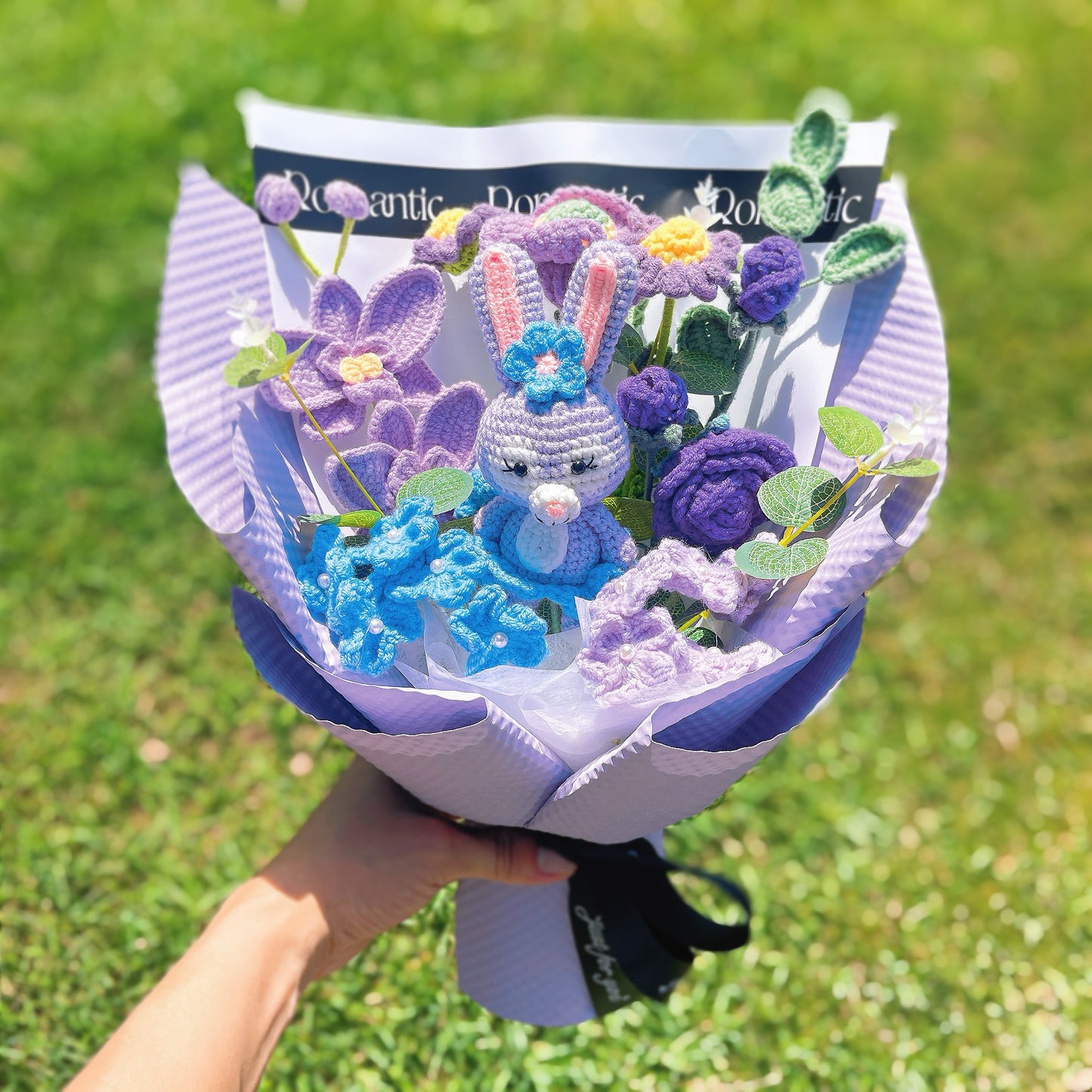 手工鉤針編織花束|星縫針法啟發設計,紫雛菊、山茶花與蘭花組合——低敏永生花藝擺飾,周年慶贈禮首選