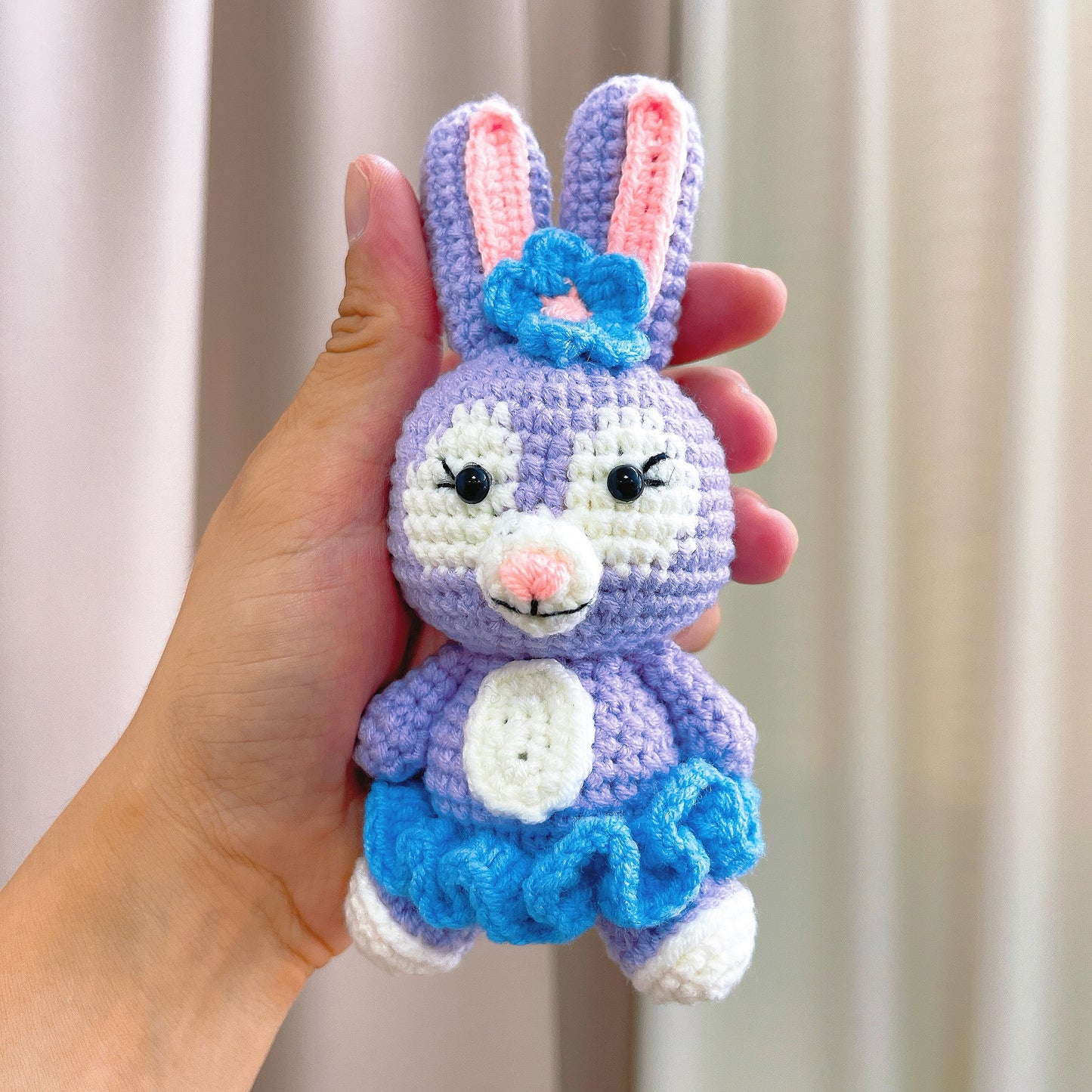 手工鉤針編織花束|星縫針法啟發設計,紫雛菊、山茶花與蘭花組合——低敏永生花藝擺飾,周年慶贈禮首選