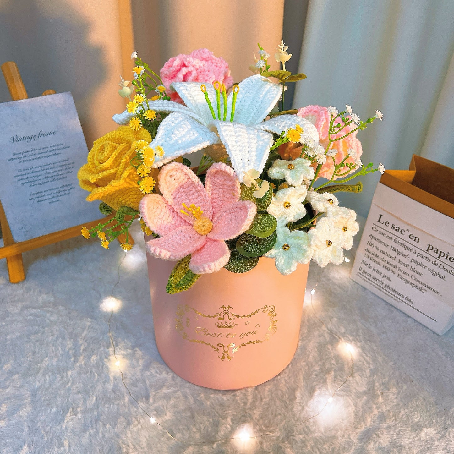 粉紅色桶中的手工鉤針花束–人造玫瑰、百合、鬱金香、康乃馨、滿天星等–低過敏、無過敏的母親節禮物、婚禮、生日、家居裝飾
