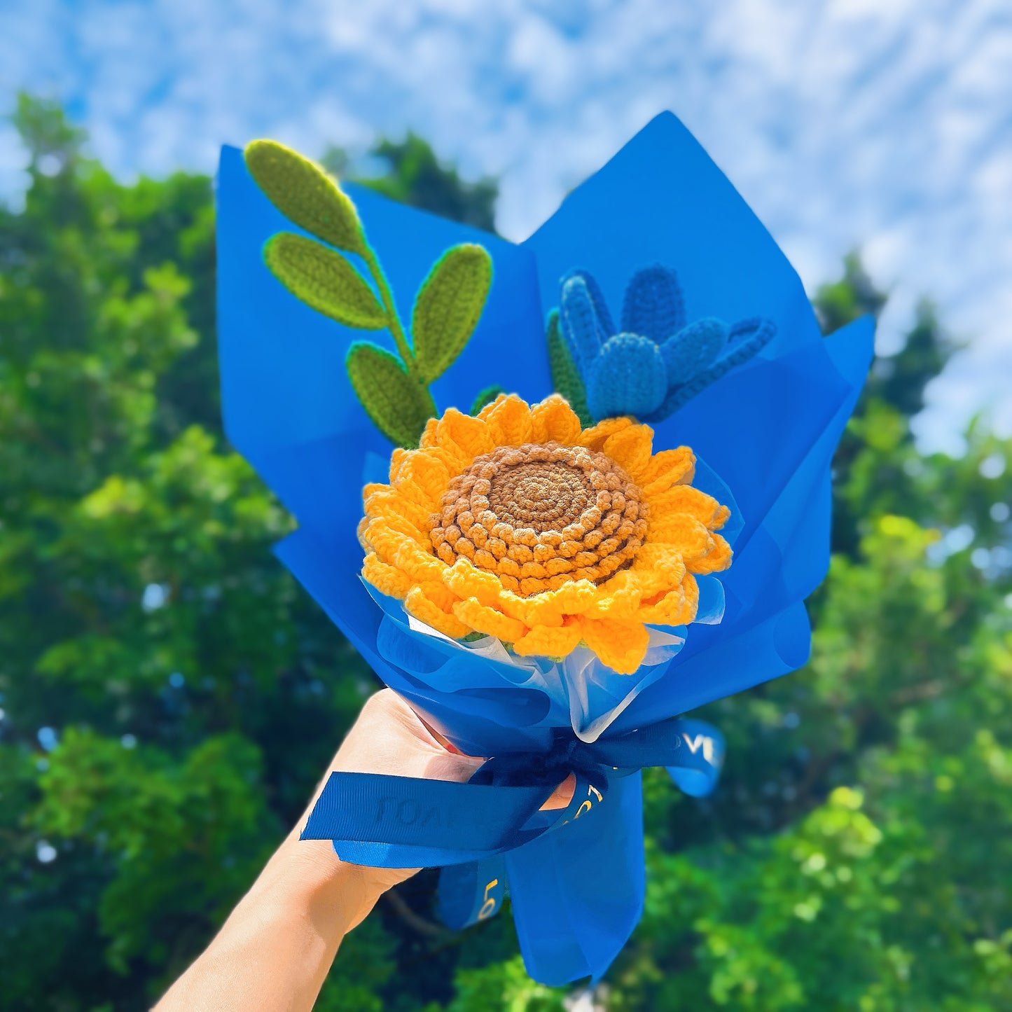 Buquê de Girassol em Crochê Artesanal Série Hanaya - Tema Azul - Presente Floral Eterno Hipoalergénico, para Casamento, Aniversário, Aniversário de Casamento/Namoro