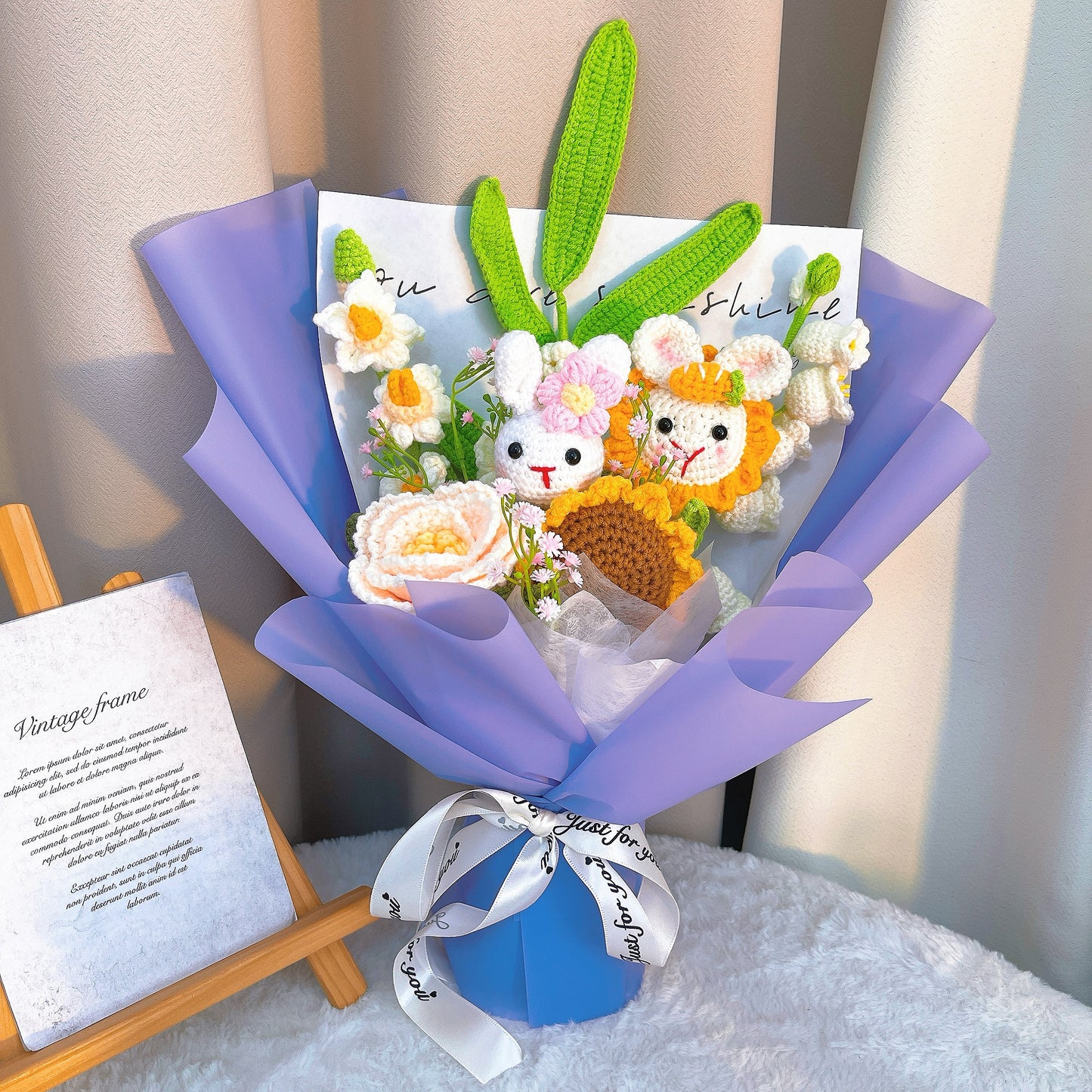 陽光微風風鈴草鉤針編織花束 - 復活節兔子造型花禮,包含鈴蘭、向日葵、檸檬葉、牡丹、水仙,兔子花開,海洋與海灘風情