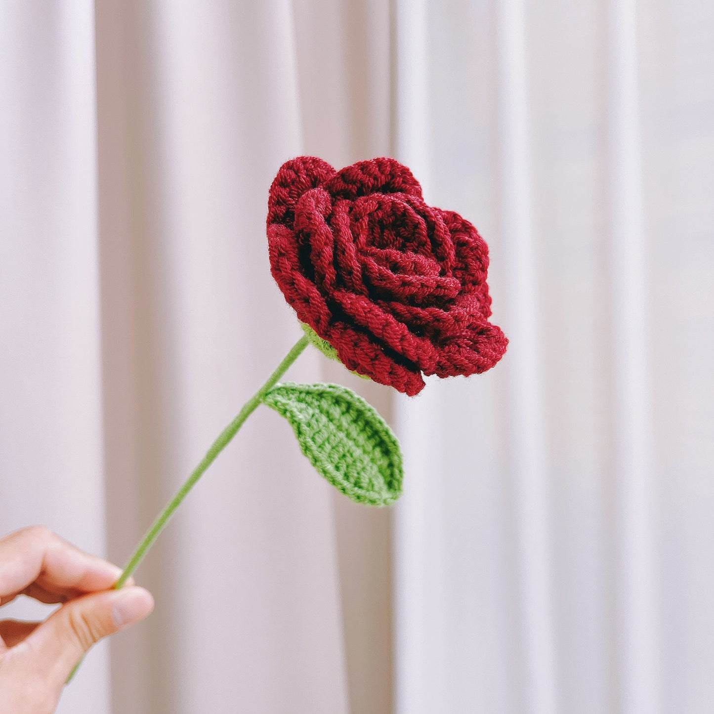 Ramo de Rosas Rojo Vino de Ganchillo con Paniculata Blanca – Regalo Floral Hipoalergénico para Aniversarios, San Valentín, Decoración del Hogar – Flores Artificiales Duraderas