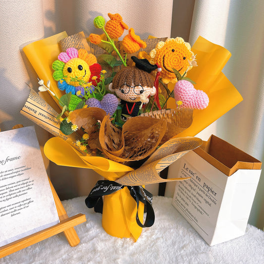 手鉤畢業花束 - 畢業男孩戴帽與眼鏡、微笑向日葵、鈴蘭、低過敏性花禮