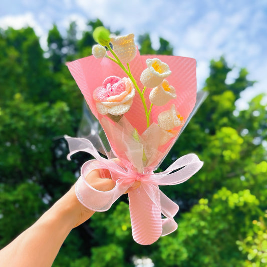 永恆之花手鉤花束 - 手工鈴蘭與玫瑰,粉紅格紋包裝低過敏初見禮,婚禮/週年紀念/浪漫場合專屬