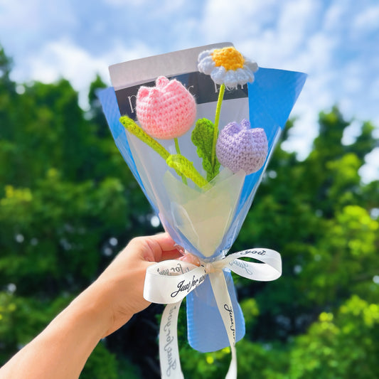 春語手鉤花束 - 糖果色粉紫鬱金香與白雛菊,藍格紋包裝低過敏初見禮,春日節慶/週年紀念/特別祝福首選