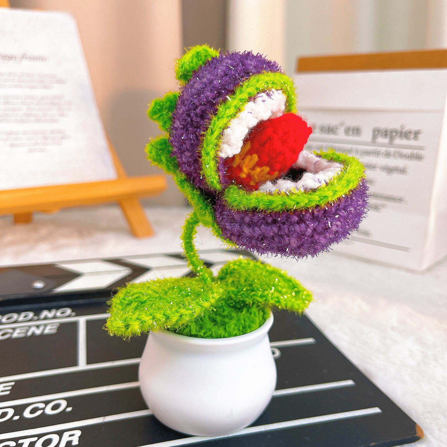 手工鉤針編織食人花盆栽 - 紫身配紅黃舌頭的盆栽食人花(含葉片),白色塑膠花盆,適合遊戲玩家、萬聖節的趣味低敏桌面裝飾與獨特禮物