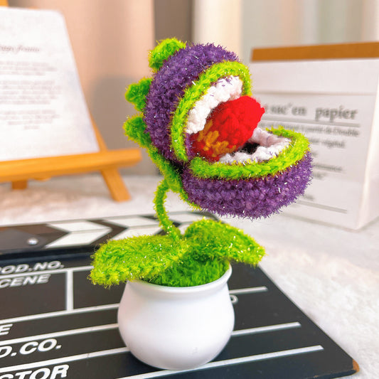 手工鉤針編織食人花盆栽 - 紫身配紅黃舌頭的盆栽食人花(含葉片),白色塑膠花盆,適合遊戲玩家、萬聖節的趣味低敏桌面裝飾與獨特禮物