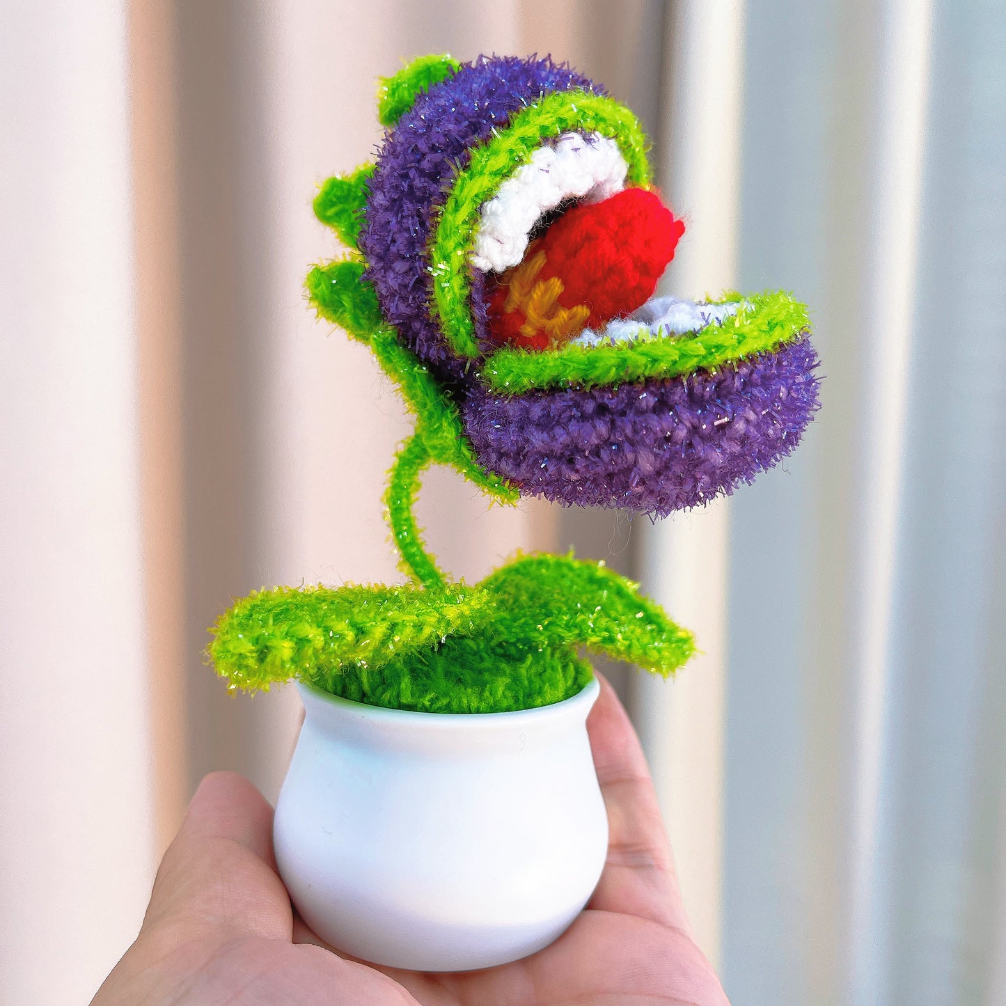 手工鉤針編織食人花盆栽 - 紫身配紅黃舌頭的盆栽食人花(含葉片),白色塑膠花盆,適合遊戲玩家、萬聖節的趣味低敏桌面裝飾與獨特禮物