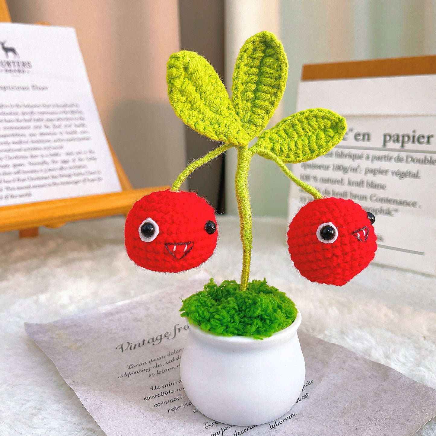 手工鉤針編織櫻桃炸彈花盆 - 紅色爆炸櫻桃配綠葉、可愛臉蛋與雙櫻桃,白色塑膠花盆,適合遊戲玩家、孩童的趣味低敏桌面裝飾與獨特禮物