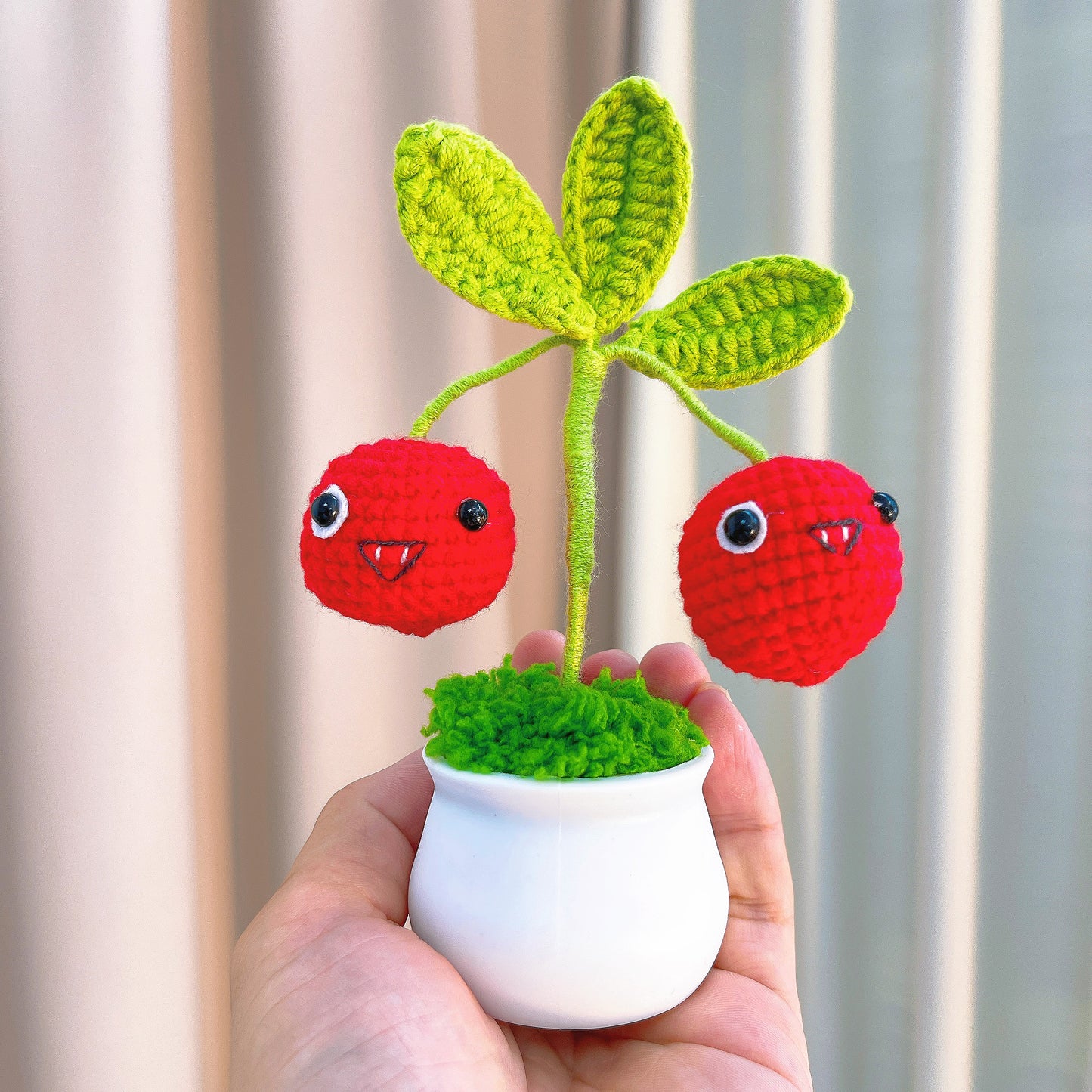 手工鉤針編織櫻桃炸彈花盆 - 紅色爆炸櫻桃配綠葉、可愛臉蛋與雙櫻桃,白色塑膠花盆,適合遊戲玩家、孩童的趣味低敏桌面裝飾與獨特禮物