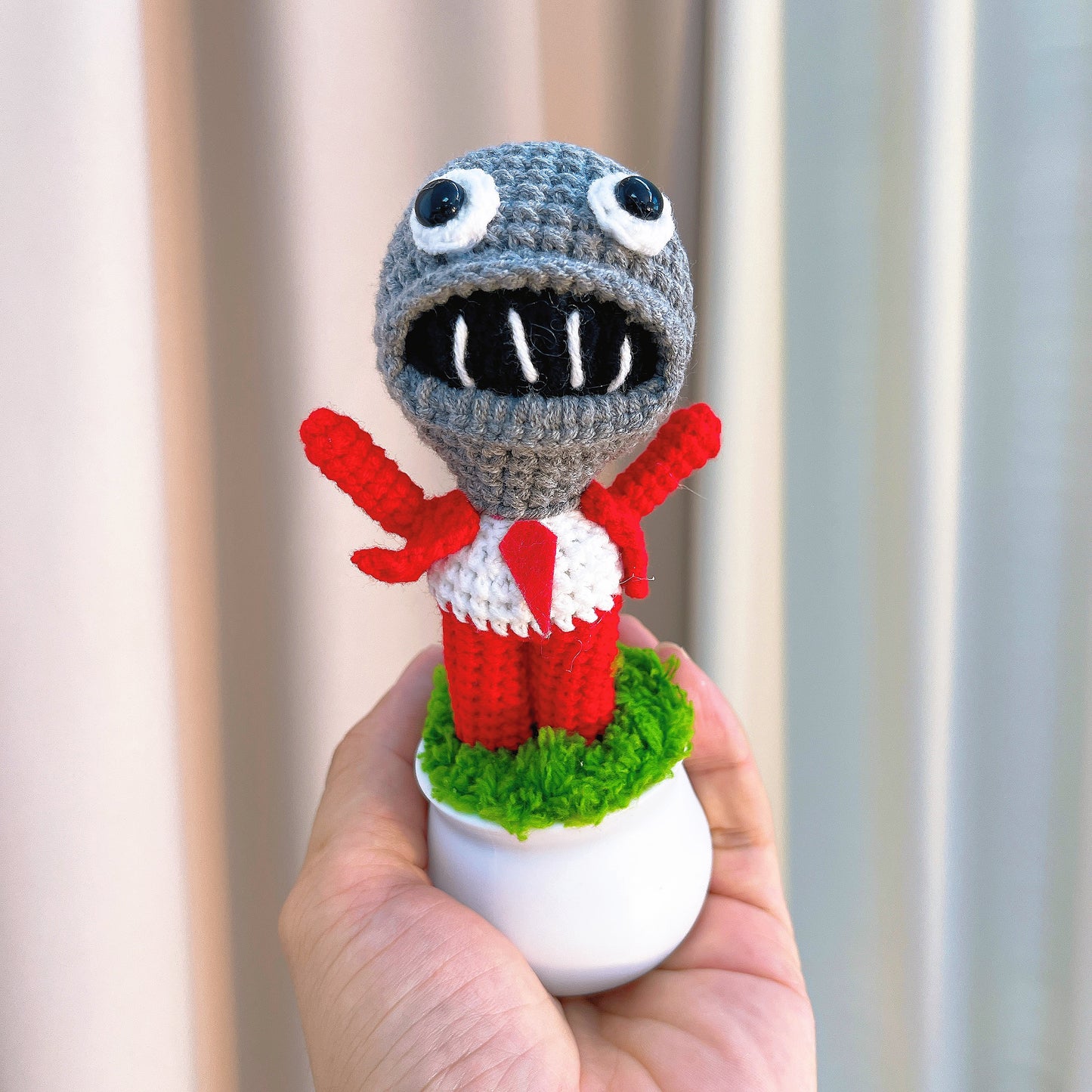 手工鉤針編織殭屍花盆 - 紅色西裝領帶、張開雙臂的殭屍置於白色花盆中,古怪低敏桌面裝飾,完美適合萬聖節、遊戲玩家禮物及趣味辦公室裝飾