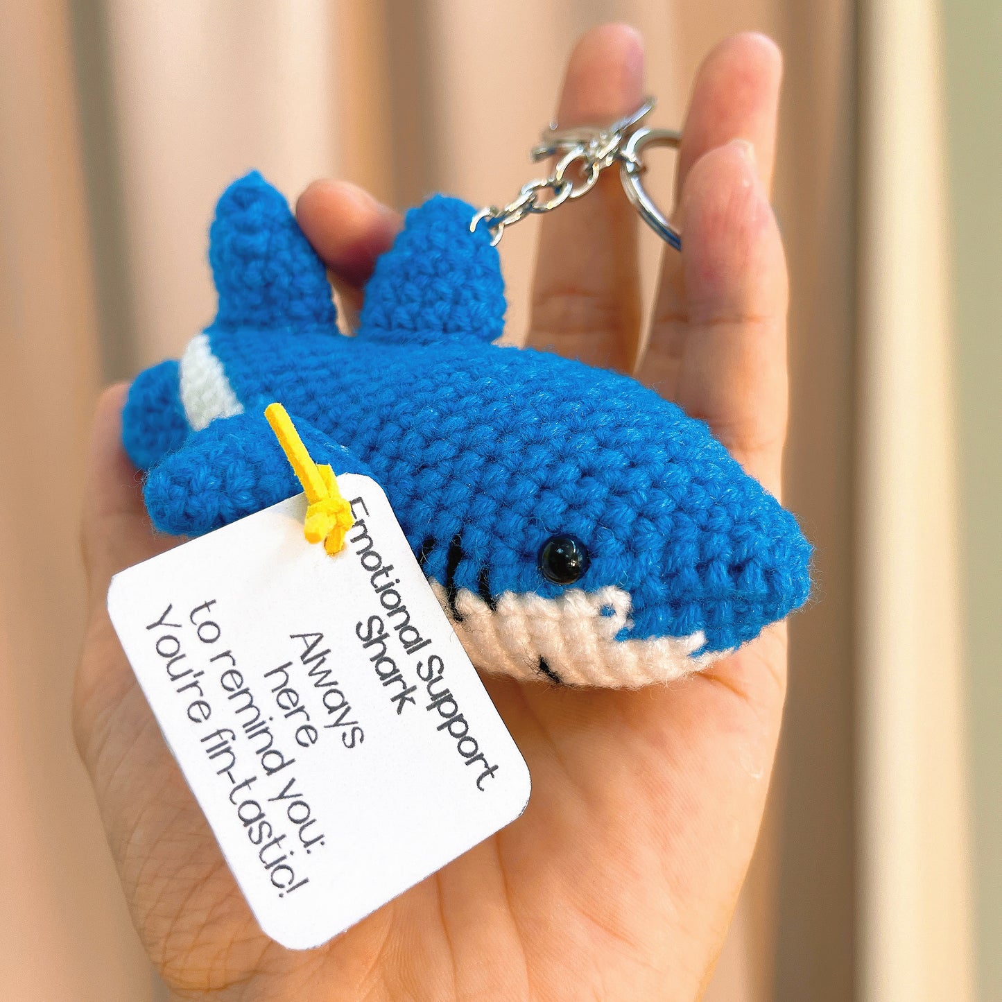 手工鉤針編織鯊魚鑰匙圈 - 淺藍白配色的情感支援小鯊魚,附可客製化訊息卡,低敏可愛禮物,紓解焦慮,適合朋友、孩童與鯊魚愛好者