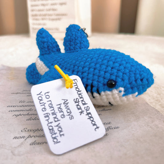 手工鉤針編織鯊魚鑰匙圈 - 淺藍白配色的情感支援小鯊魚,附可客製化訊息卡,低敏可愛禮物,紓解焦慮,適合朋友、孩童與鯊魚愛好者