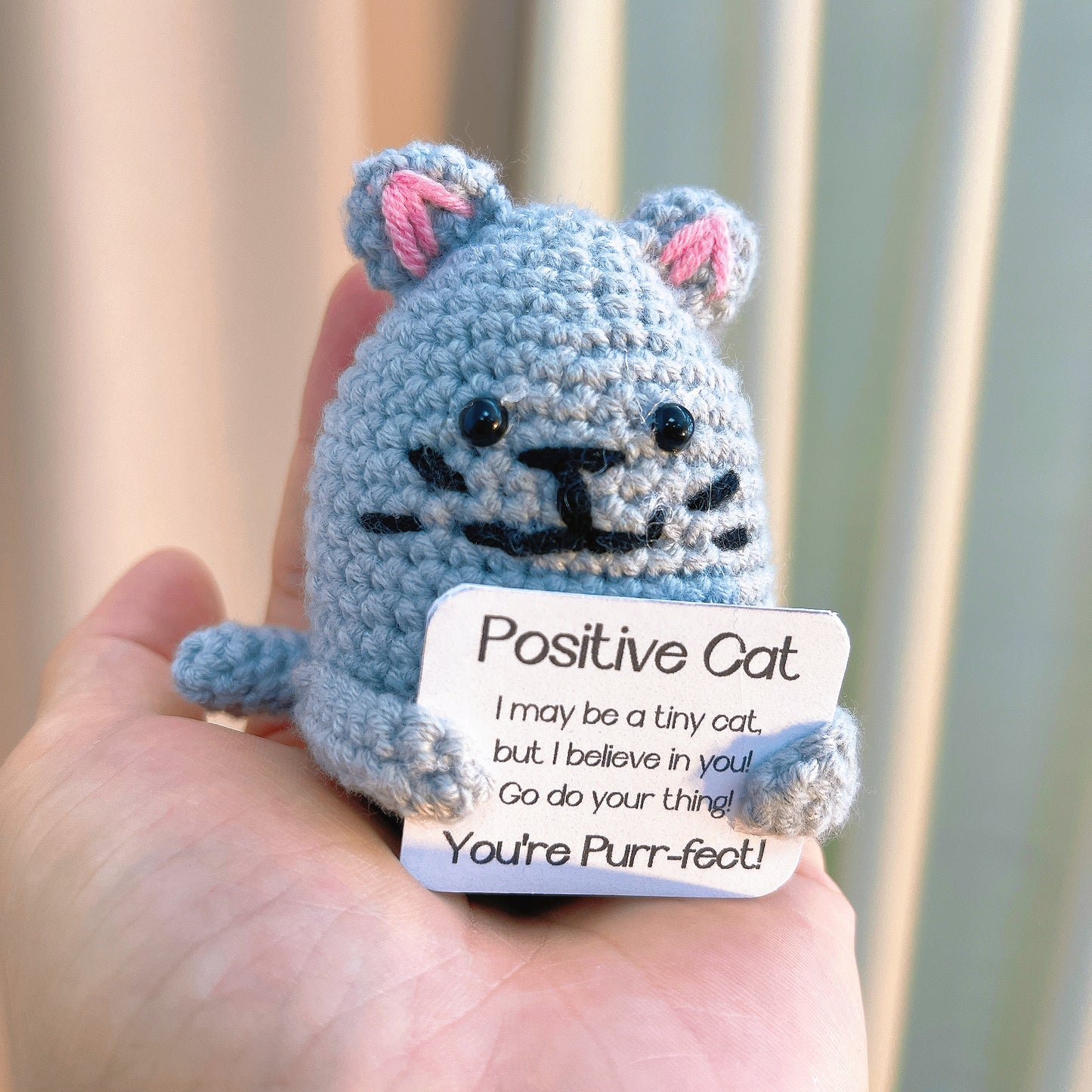 手鉤針貓咪造型玩偶 - 灰色萌貓附正能量小語卡